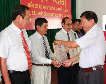 Ông Lê Quang Đạo- Ủy viên Thường vụ Tỉnh ủy, Chủ tịch UBMTTQ Việt Nam tỉnh tặng giấy khen cho các tập thể có thành tích xuất sắc.
