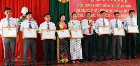 Ông Nguyễn Bách Khoa- Ủy viên Thường vụ Tỉnh ủy, Trưởng Ban Tuyên giáo Tỉnh ủy tỉnh tặng giấy khen cho các tập thể có thành tích xuất sắc.