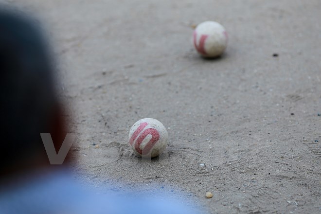  Một trận đấu bóng cửa gồm hai đội tham gia, mỗi đội 5 người, mỗi người sở hữu một quả bóng có đánh số chẵn-lẻ và được phân biệt bằng hai màu trắng-đỏ. (Ảnh: Minh Sơn/Vietnam+)