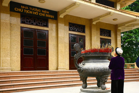 Thành kính dâng hương trước nhà tưởng niệm Chủ tịch Hồ Chí Minh.