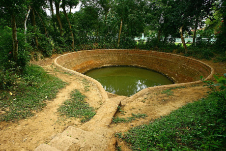 Di tích giếng Cốc ở làng Sen - giếng cổ từ thế kỷ 18, nơi gắn với tuổi thơ của Bác Hồ.