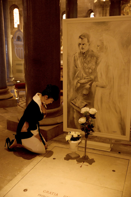 Lý Nhã Kỳ đặt hoa tưởng niệm Công nương Grace Kelly khi tới Monaco: Lý Nhã Kỳ đã có mặt tại thành phố Nice của nước Pháp để tham dự LHP Cannes. Vừa đến sân bay Nice, Lý Nhã Kỳ đã đi thẳng đến Monaco để làm việc và viếng thăm mộ của Công nương Grace Kelly (Ảnh: Lê Thiện Viễn).