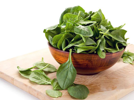 Rau chân vịt là một nguồn cung cấp sắt dồi dào. Ba chén rau chân vịt được biết có chứa 18 mg sắt. Một đĩa salad rau chân vịt đủ để cung cấp lượng sắt cần thiết cho bạn cả ngày.