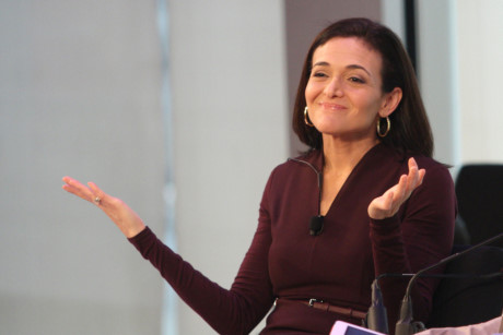 Sau khi chồng đột ngột qua đời, Sheryl Sandberg trở thành bà mẹ đơn thân, một mình chăm sóc hai con khôn lớn. Bên cạnh đó, cô còn viết sách để vơi đi nỗi buồn. Hiện tại, người phụ nữ này hiện đang là Giám đốc vận hành (COO) của Facebook.