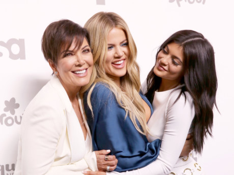 Kris Jenner (ngoài cùng bên trái) - mẹ đẻ của Kim Kardashian, sở hữu khối tài sản là 25 triệu USD. Kris chính là người đứng sau quản lý sự nghiệp của tất cả các con và hưởng 10% số tài sản mà họ thu về. Bà cũng chính là nhà sản xuất điều hành series chương trình thực tế nhà Kardashians. Kris sẽ không bao giờ tham dự sự kiện nếu cát-xê dưới 50,000 USD.