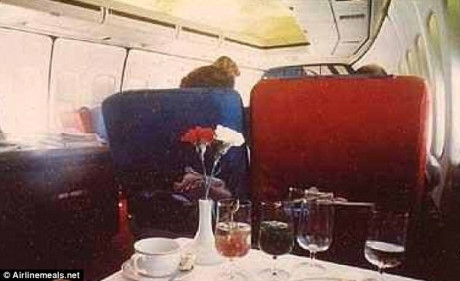 Hoa tươi được tặng kèm với bữa ăn trên chuyến bay từ Los Angeles đến New York năm 1978.