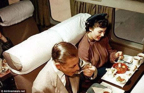 Trên máy bay của hãng hàng không Braniff International Airways năm 1950 .