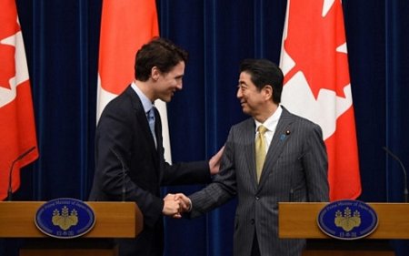 Thủ tướng Canada Trudeau (trái) và người đồng cấp Nhật Bản Shinzo Abe bắt tay sau cuộc gặp tại Tokyo hồi tháng 5/2016. Ảnh: AP