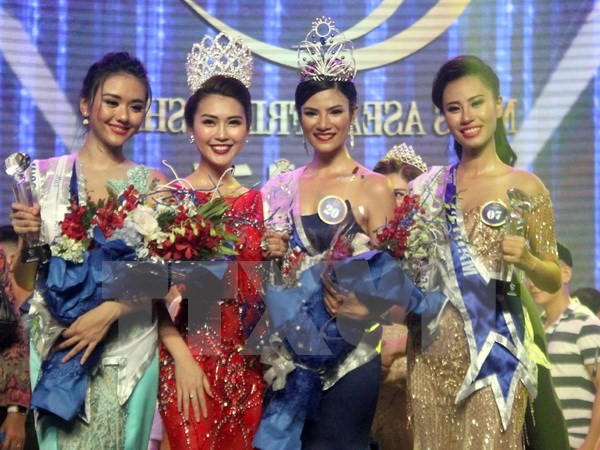 Người đẹp Thái Lan Nuttanan Naree (thứ hai, bên phải) đăng quang Hoa hậu tại Cuộc thi Hoa hậu Hữu nghị ASEAN 2017. (Ảnh: Xuân Triệu/TTXVN)