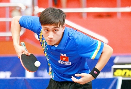 Cây vợt Việt Nam- Nguyễn Anh Tú có chiến thắng thuyết phục 3-0 trước Cheng Xing Chen (Thượng Hải- Trung Quốc) trong trận chung kết của giải.