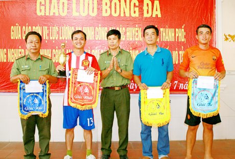 Thượng tá Nguyễn Văn Bạch- Phó Công an TP Vĩnh Long (đứng giữa) trao thưởng cho các đội đạt giải.