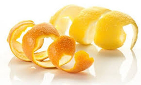 Vỏ cam, quýt. Cũng giống như chanh, vỏ các loại quả mọng này chứa nhiều chất dinh dưỡng như vitamin C, carotene, protein…, có thể tạo ra nhiều hương vị thơm ngon. Ảnh: Cafelinhchi.