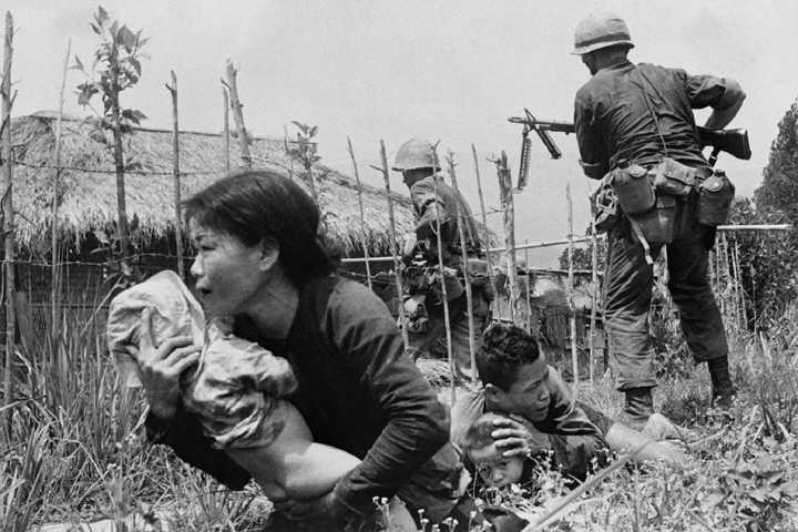 Sau khi Mỹ ồ ạt đưa quân vào chiến trường miền Nam Việt Nam vào năm 1965, lực lượng quân sự Mỹ-ngụy đã tăng cường càn quét, gây nhiều tội ác với nhân dân. (Ảnh: Eddie Adams)