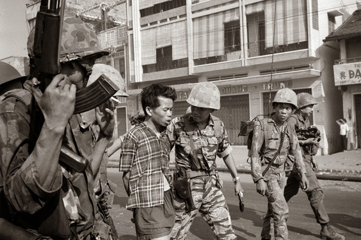 Ngày 1/2/1968, lực lượng cảnh sát của chế độ “Việt Nam Cộng hòa” bắt giữ một chiến sĩ quân giải phóng ngay trên đường phố Sài Gòn. (Ảnh: Eddie Adams)