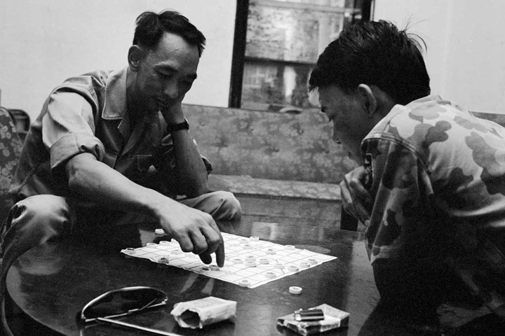 Sau vụ hành quyết công khai tù binh, tướng cảnh sát ngụy Nguyễn Ngọc Loan vẫn bình thản chơi cờ tướng với thuộc hạ. (Ảnh: Eddie Adams)
