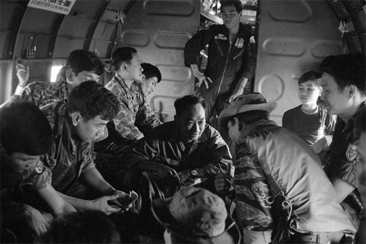 Trong bức ảnh này, tướng Loan đang bàn thảo với cấp dưới khi ở mặt trận Huế nóng bỏng vào tháng 3/1968. (Ảnh: Eddie Adams)