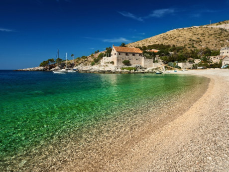 Hvar và Quần đảo Dalmatian, Croatia: Những ngôi nhà mái đỏ của Hvar nhìn ra đảo Adriatic mang lại cho hòn đảo cảm giác yên bình pha chút cổ điển.