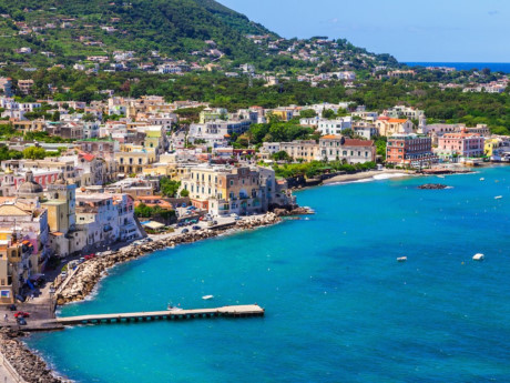 Ischia, Italia: Nằm trong vịnh Naples, Ischia là hòn đảo núi lửa nổi tiếng với những suối nước nóng tuyệt đẹp.