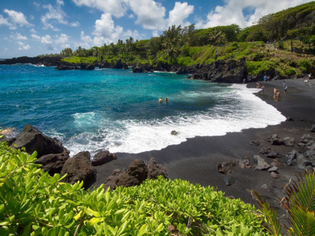 Maui, Hawaii: Nổi tiếng với những bãi biển cát đen tuyệt đẹp.