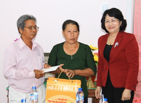 Phó Chủ tịch nước Đặng Thị Ngọc Thịnh tặng quà gia đình chính sách ở xã Hòa HIệp (Tam Bình).