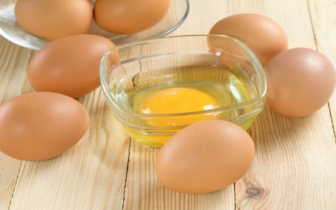 Trong trứng gà có một lượng lớn vitamin A, D, E, B1, B6, B12… Ngoài ra, còn phải kể đến canxi, mangiê, sắt và kẽm... Nguồn protein trong trứng rất dồi dào và các loại axit rất cần thiết cho hệ miễn dịch.