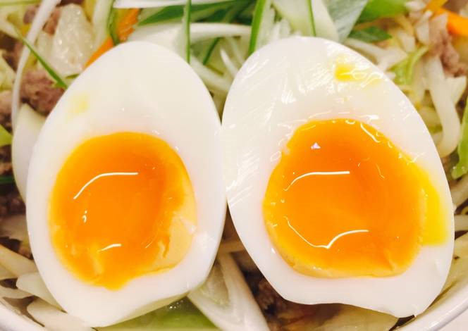 Ăn trứng sống, lòng đào: Nhiều người cho rằng ăn như vậy mới bổ nhưng thực tế lại rất mất vệ sinh có thể gây các bệnh về đường tiêu hóa, nhiễm trùng đường ruột.