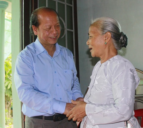 Đồng chí Trương Văn Sáu thăm gia đình bà Phan Thị Chi.