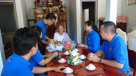 Dịp 27/7, Tỉnh đoàn về thăm tặng quà cho Mẹ Việt Nam anh hùng Lê Thị Tuyết (xã Phú Lộc- Tam Bình).