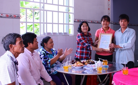 Chủ tịch LĐLĐ huyện Tam Bình Nguyễn Thị Sương trao quyết định bàn giao nhà cho chị Linh.