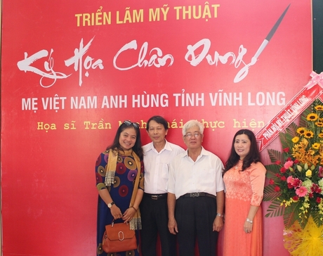 Họa sĩ Trần Minh Thái tại buổi triển lãm chân dung (thứ ba từ trái sang).
