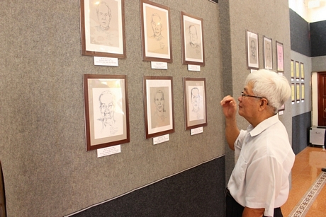 Họa sĩ Trần Minh Thái bên những bức ký họa mẹ Việt Nam anh hùng được “khắc” bằng tình cảm chân thành của ông.