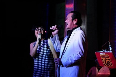 Nguyễn Chánh Tín và vợ trên sân khấu.