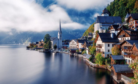 Làng Hallstatt, Áo: Tọa lạc bên hồ nước đẹp, mộng mơ bậc nhất thế giới, bao quanh bởi dãy núi Alps mờ sương. Nơi đây nổi tiếng với những nhà thờ cổ, nhà gỗ, lâu đài thời Trung Cổ khiến bất kỳ ai cũng muốn đặt chân tới.