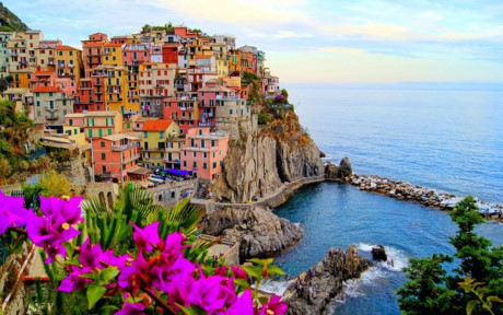 Làng Manarola, Ý: Đây là làng chài nhỏ nằm ở tỉnh La Spezia, Liguria, thuộc miền Bắc nước Ý với vị trí chênh vênh trên vách đá hướng ra biển khiến nơi này luôn là điểm tham quan hút khách bậc nhất tại Ý.