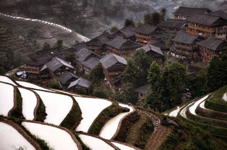 Ngôi làng trên núi ở Trung Quốc: Những ngôi nhà cổ kính nằm nhấp nhô bên cạnh không gian nên thơ chữ tình của những mảnh ruộng bậc thang.