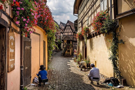 Làng Eguisheim, Pháp: Eguisheim được mệnh danh là một trong những ngôi làng có cảnh sắc quyến rũ nhất châu Âu