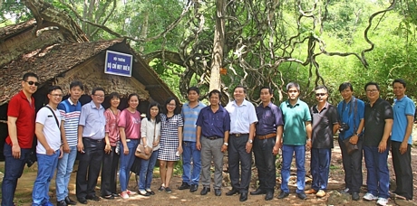 Đầu tháng 6, đoàn Hội Nhà báo tỉnh Vĩnh Long có chuyến về thăm di tích Tà Thiết và chụp hình lưu niệm tại Bộ Chỉ huy Miền.