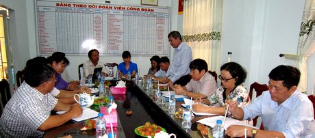 Đoàn công tác làm việc tại Liên đoàn lao động huyện Vũng Liêm.