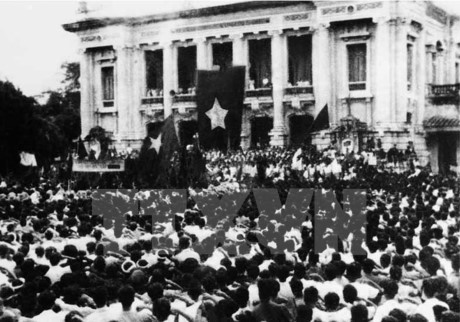 Việt Minh tổ chức tại Nhà hát Lớn Hà Nội ngày 19/8/1945. Ảnh Tư liệu (TTXVN)