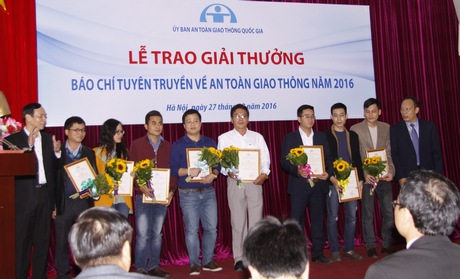 Các tác giả đạt giải ba năm 2016.
