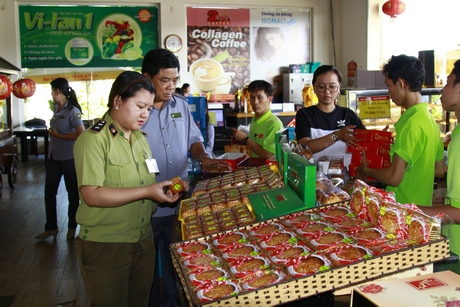 Đoàn thanh- kiểm tra một cơ sở sản xuất bánh trung thu ở xã Phú Quới.