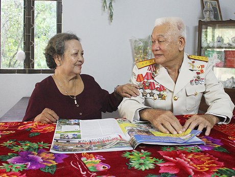 Tình già đậm đà ông Sơn Mỹ và bà Huỳnh Thị Bảy.