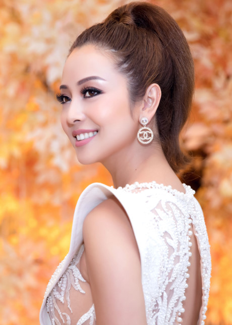 Kiểu tóc cột cao, trang điểm tinh tế khiến Hoa hậu toả sáng.