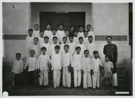 Các học sinh trong một lớp học của trường tiểu học ở Vĩnh Long chụp ảnh lưu niệm. Ảnh tư liệu.