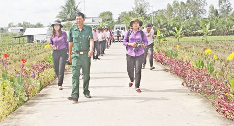 Đoàn cán bộ NTM trong tỉnh tham quan tuyến đường hoa tại xã Thuận An.