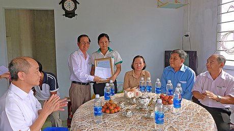  Ông Nguyễn Việt Trung- Phó Tổng Giám đốc công ty trao quyết định bàn giao nhà cho đoàn viên Võ Thị Thanh Nhẹ.