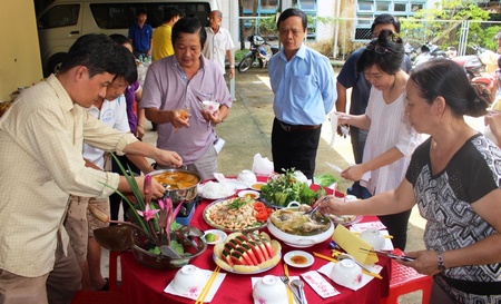 Ban giám khảo chấm điểm cho đội Hương Đồng Nội- đội về nhì với các món ăn ngon miệng và sáng tạo.