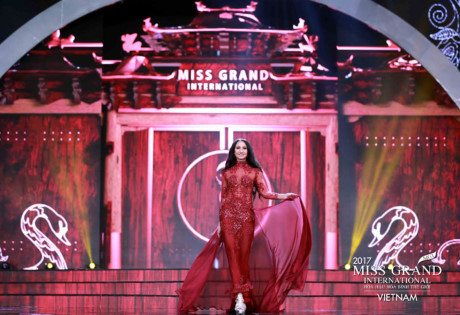 Một số hình ảnh trong phần thi trang phục dạ hội của thí sinh Miss Grand 2017: