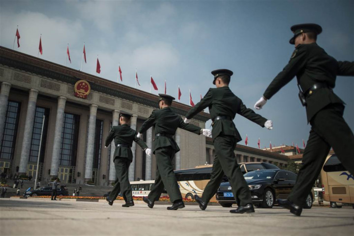Các nhân viên an ninh làm nhiệm vụ bên ngoài Đại lễ đường Nhân dân ở thủ đô Bắc Kinh, Trung Quốc. Ảnh: AFP/Getty.