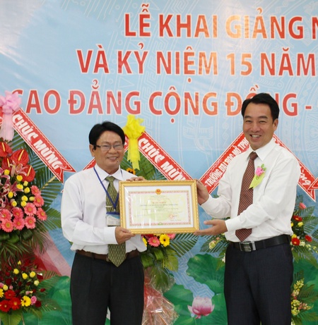 Phó Chủ tịch UBND tỉnh Lữ Quang Ngời trao giấy khen cho thành tích xuất sắc trong mô hình CĐCĐ của Trường.